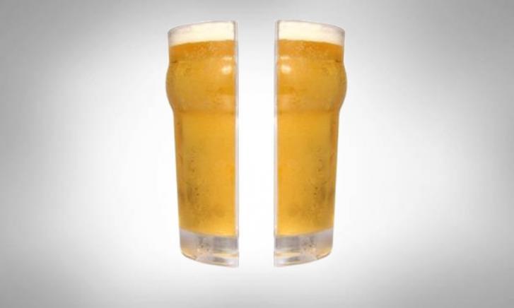 Bierglas door de helft